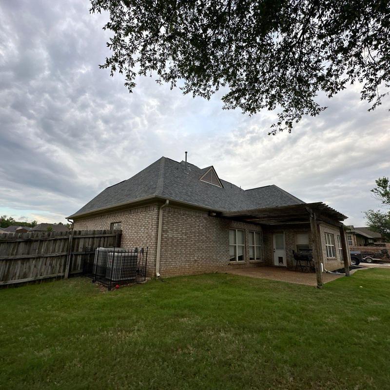 Owens Corning Oakridge asphalt roof on brick home