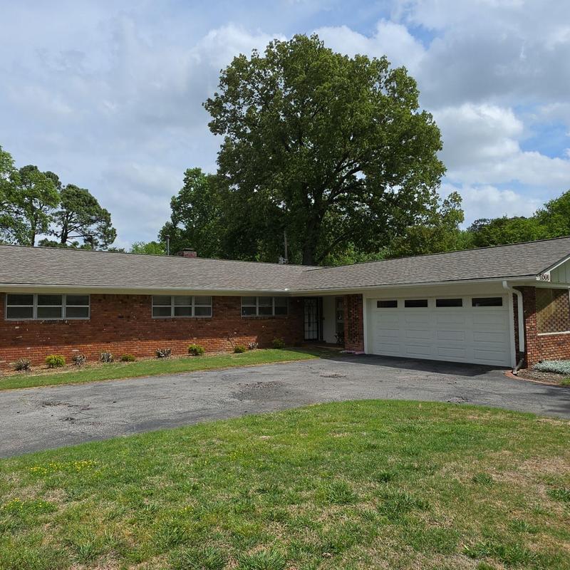 Owens Corning Oakridge asphalt roof on brick home