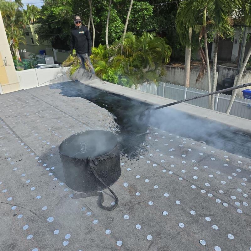 Flat roof waterproofing with hot tar application