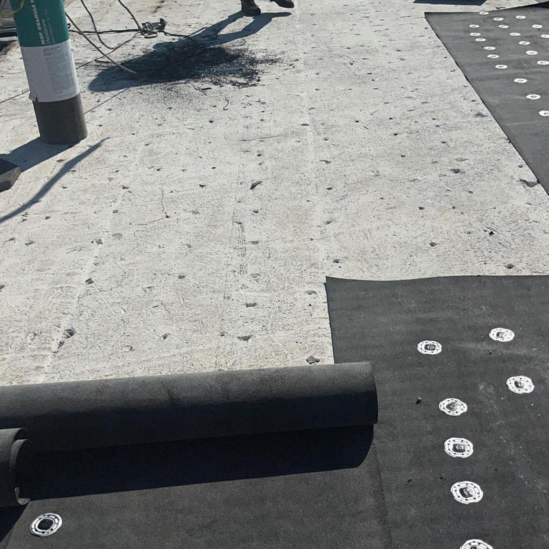 Flat commercial roof membrane installation with fasteners Flat commercial roof membrane installation with fasteners