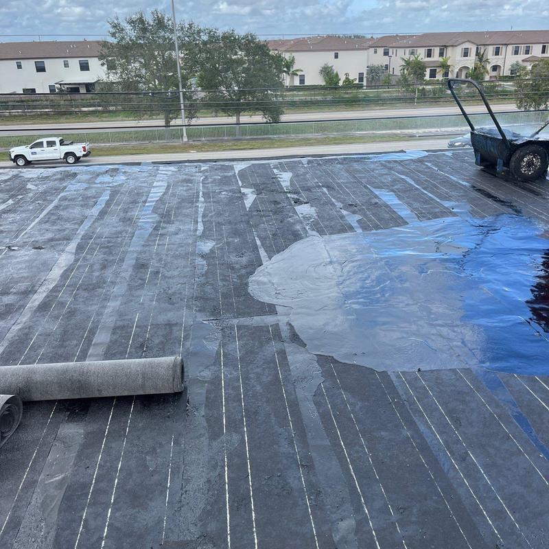 Flat roof membrane with sealant application and rolled material Flat roof membrane with sealant application and rolled material