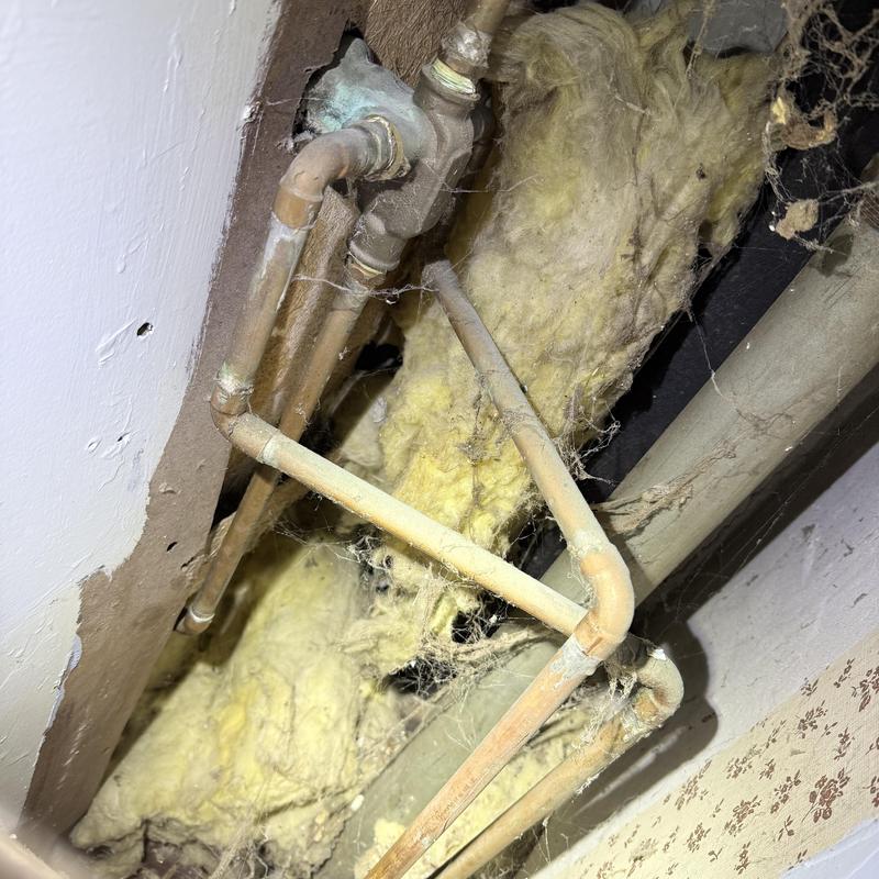 Shower valve with copper piping and insulation nearby