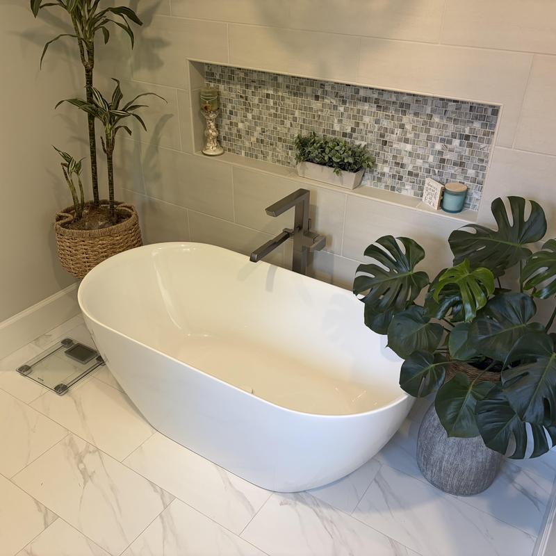 Freestanding bathtub and faucet in modern bathroom