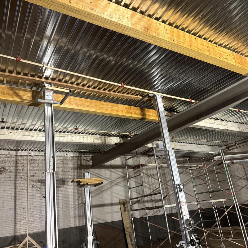 Lightweight metal decking with temporary supports in room