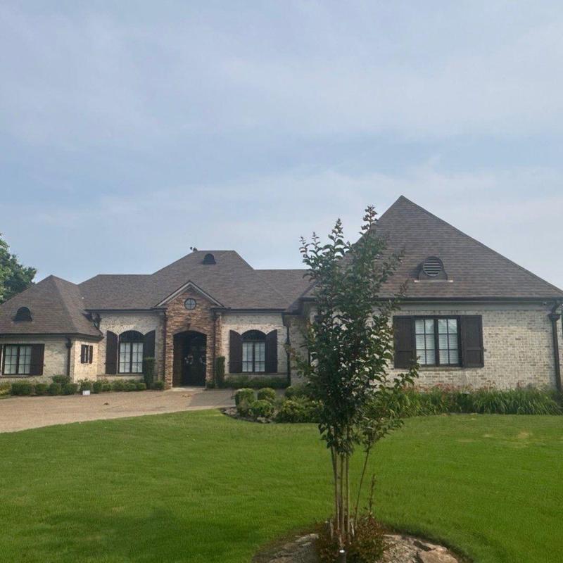 Owens Corning Oakridge asphalt roof on brick home