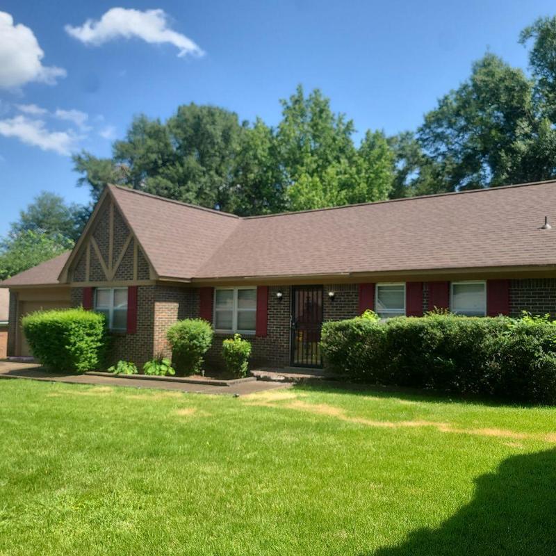 Owens Corning Oakridge asphalt roofing on brick home