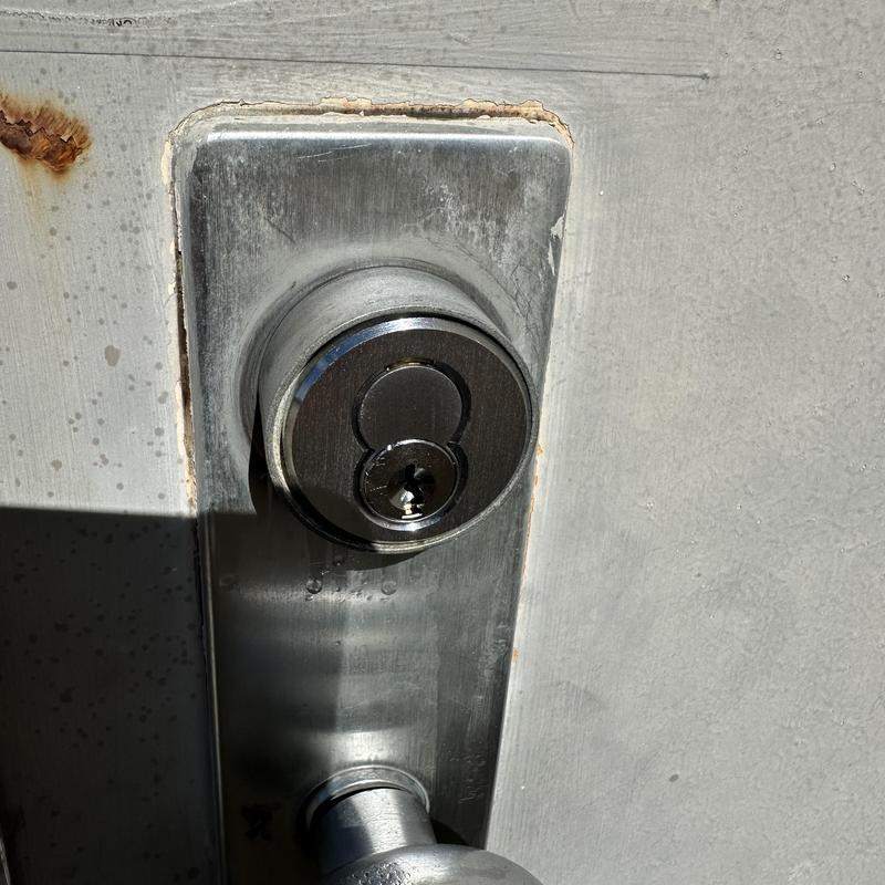 Interchangeable core lock cylinder on metal door