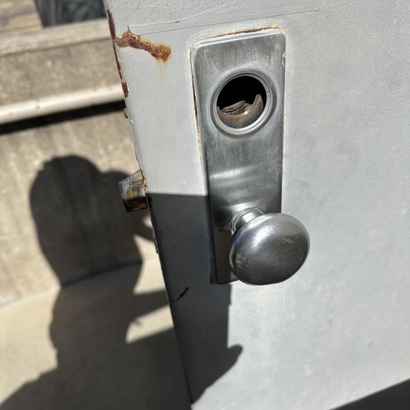 Interchangeable core cylinder housing on metal door