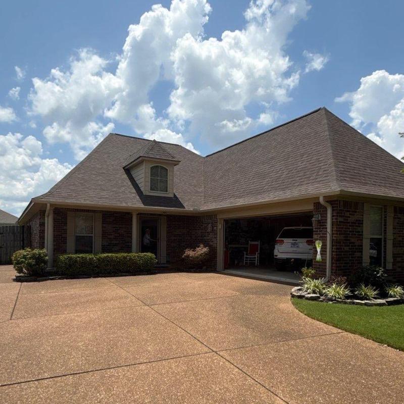 Owens Corning Oakridge asphalt roofing on brick home