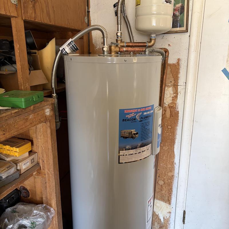 Electric water heater with expansion tank installation