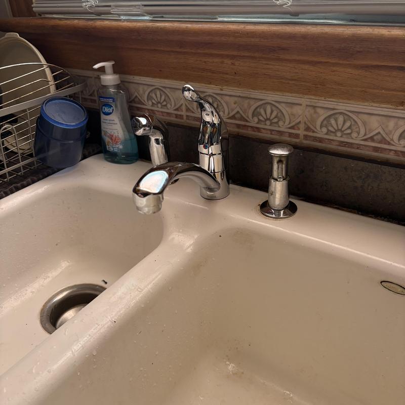 Moen single handle kitchen faucet with side sprayer