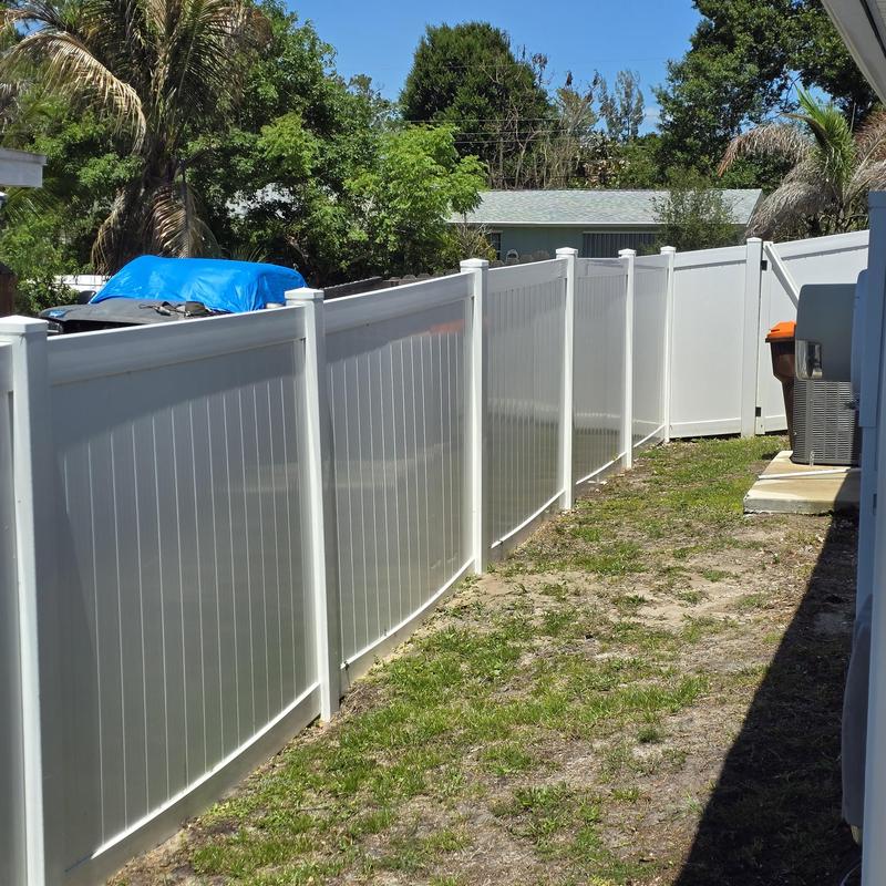 PVC fence soft washing restoring white brightness PVC fence soft washing restoring white brightness