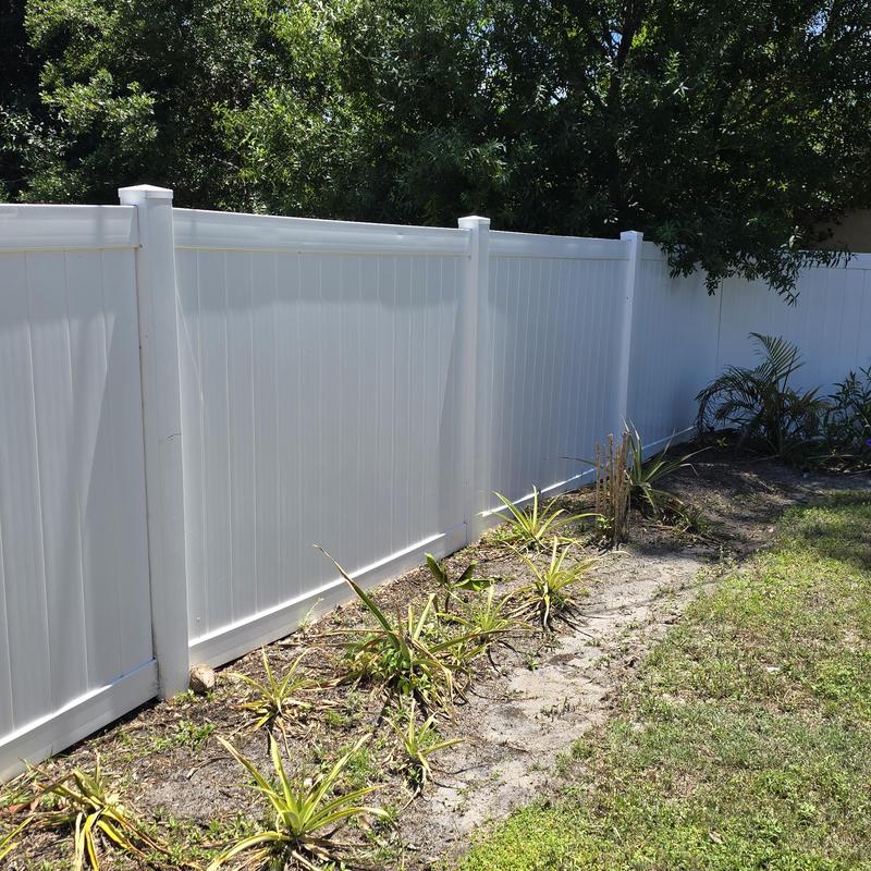 PVC fence soft washing restoring brightness PVC fence soft washing restoring brightness