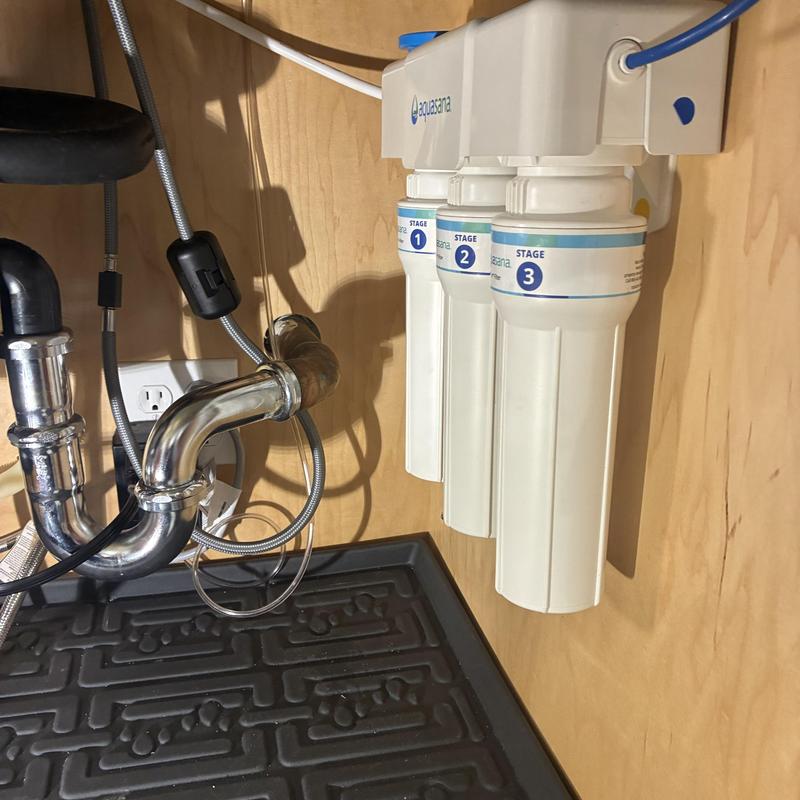 Water filtration system under sink installation