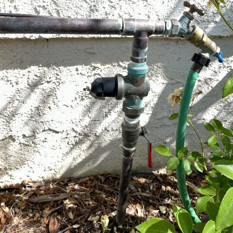 Pressure regulator and outdoor faucet with hose connection