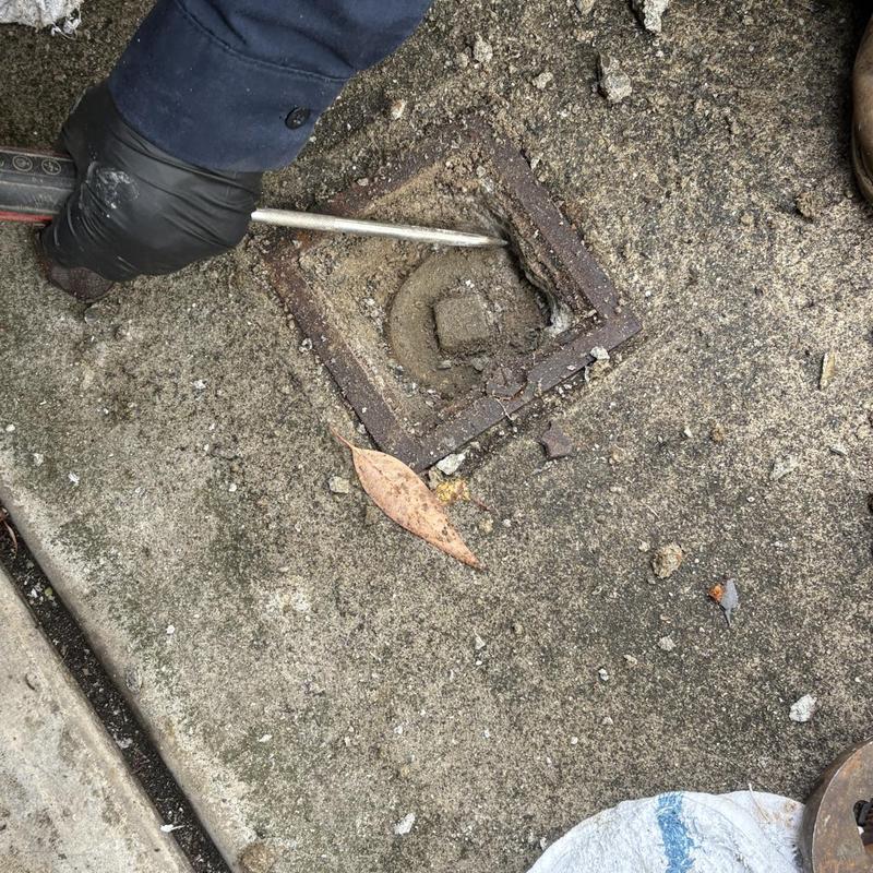 Driveway floor drain clearing with rod tool