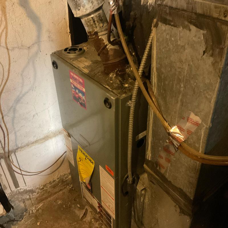 Furnace system with ductwork in basement corner