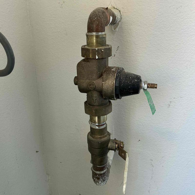 Pressure regulator valve with pipes and lever handle