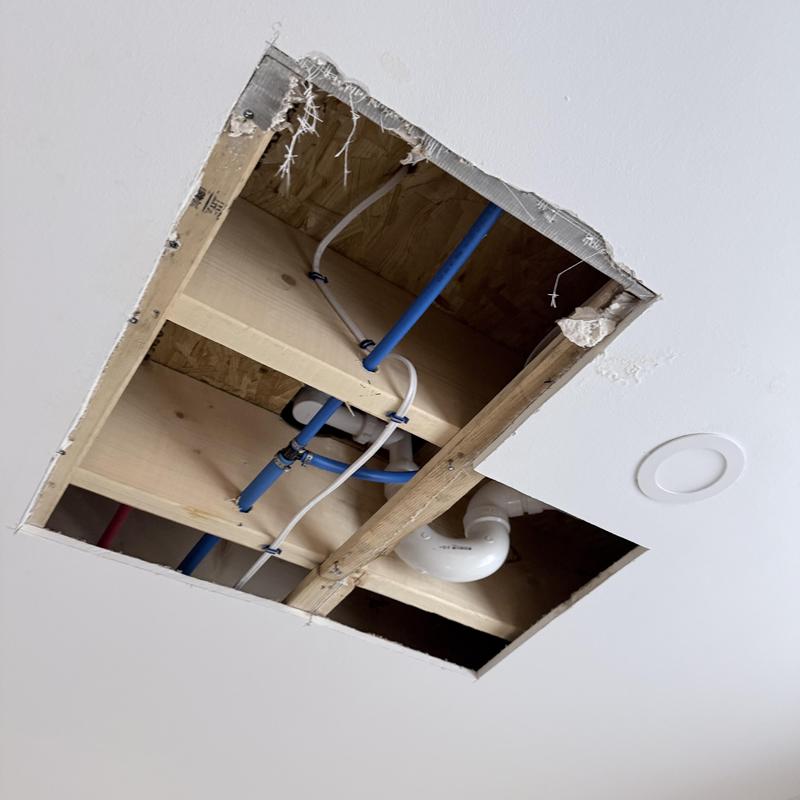 Tub waste pipe with opened ceiling and plumbing lines Tub waste pipe with opened ceiling and plumbing lines