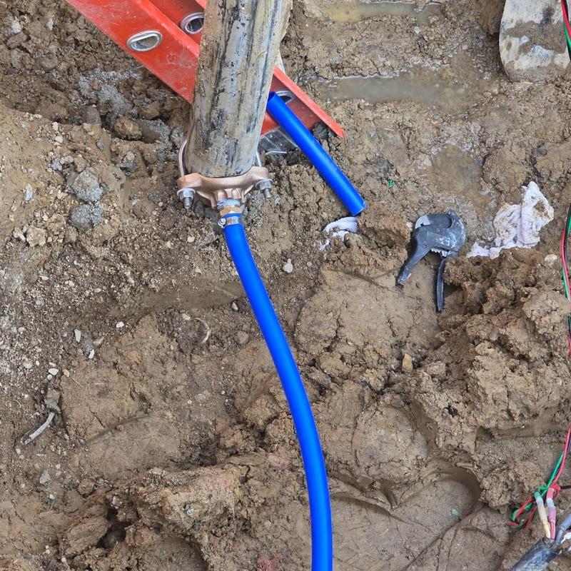 Submersible pump pipe connection with blue tubing