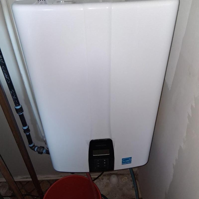Tankless water heater with cleaning bucket