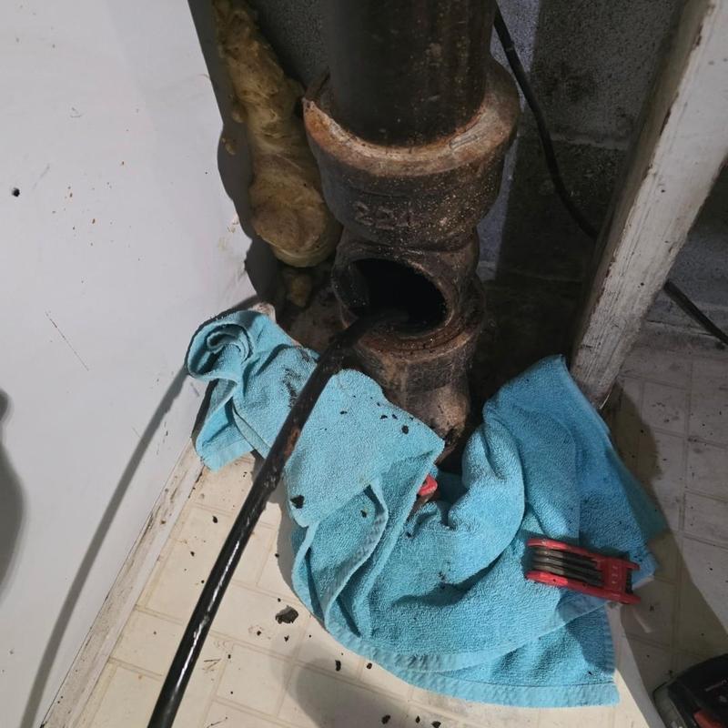 Cast iron underfloor drain pipe with cleaning hose