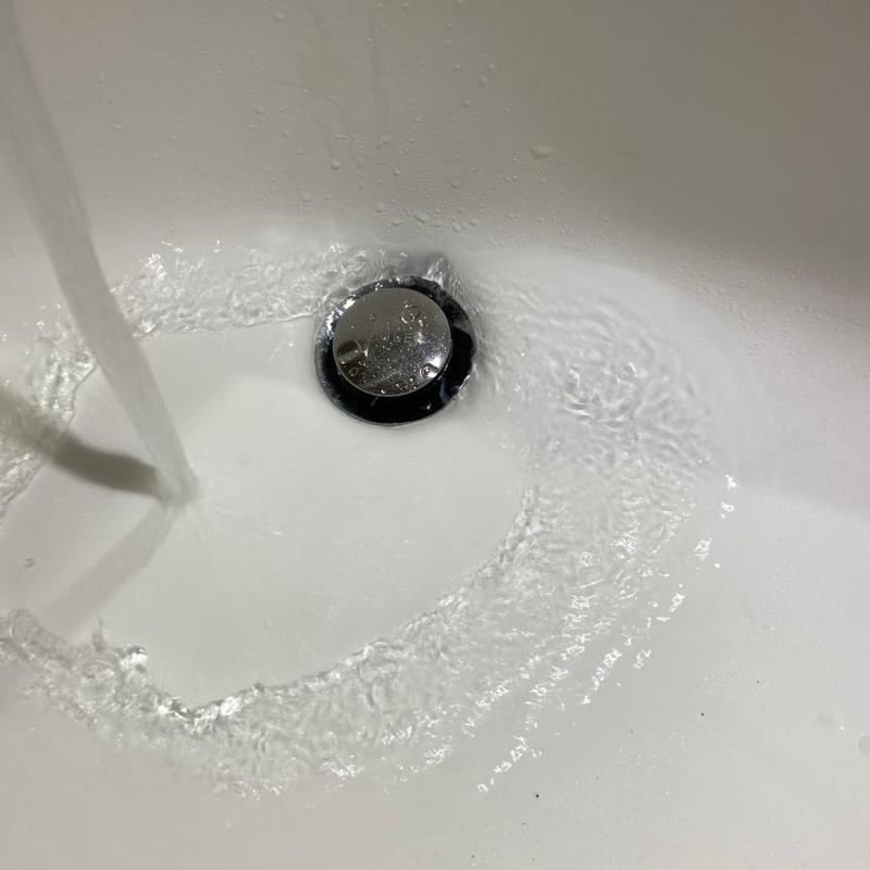 Sink drain stopper assembly with flowing water