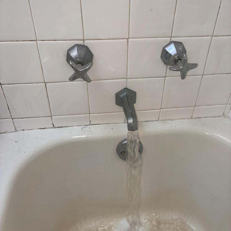 Bathtub faucet and handles with water flowing