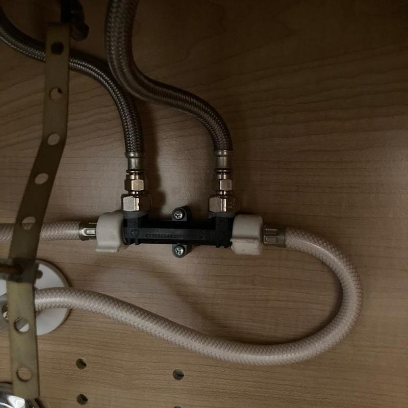 Watts hot water recirculating valve with hoses