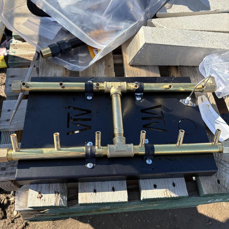 Fireplace insert gas manifold assembly on pallet