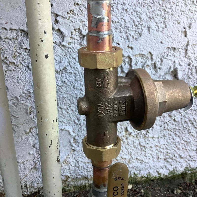 Pressure regulator valve with copper pipe fitting installation
