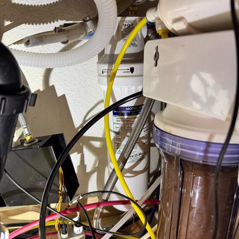 Reverse osmosis water tank and filter connections under sink