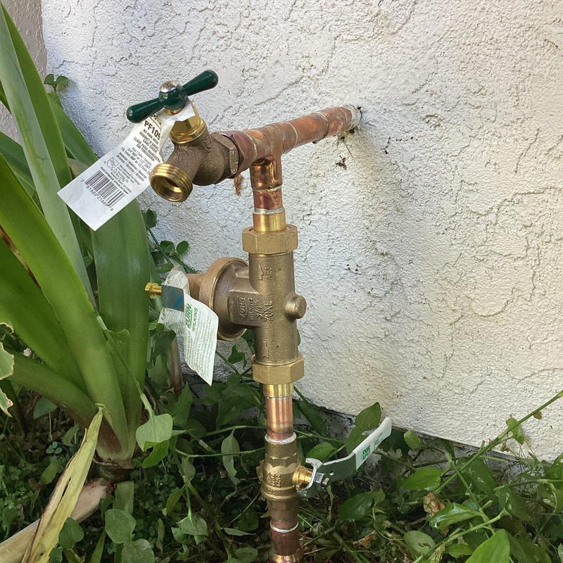 Main water riser with shut-off and pressure regulator valves