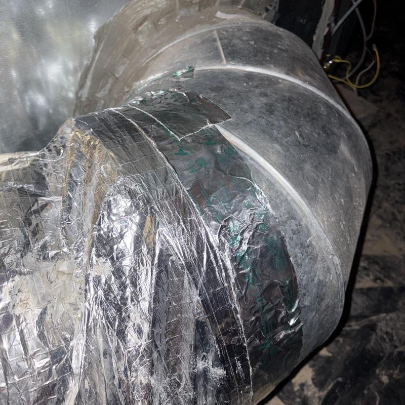 Flexible duct connection with foil tape sealing in HVAC system