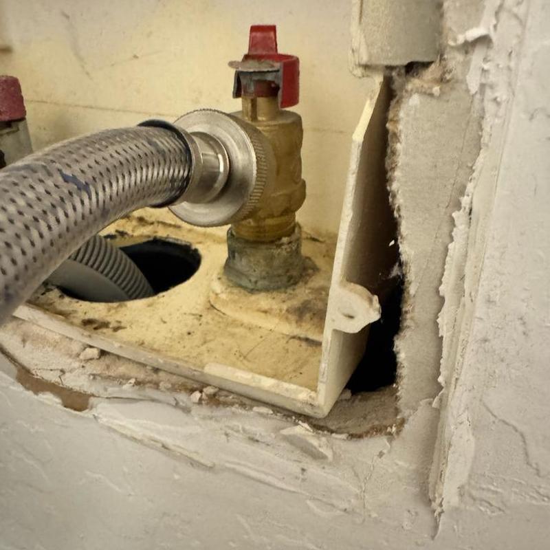 Laundry bib valve with hose connection and corrosion