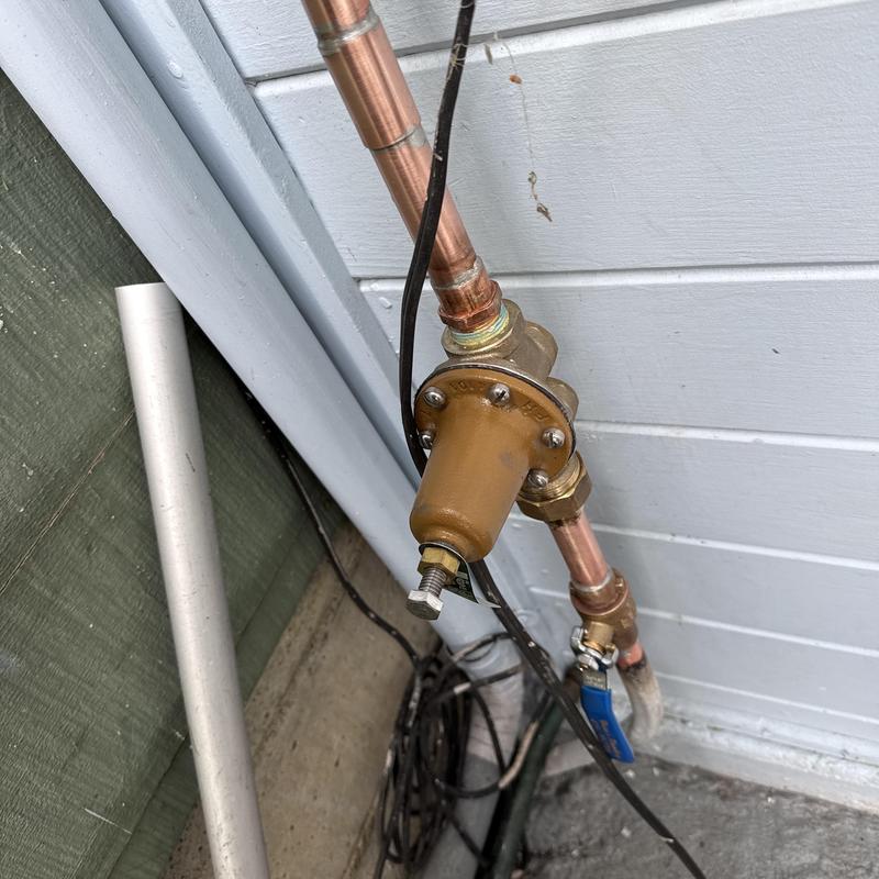 Pressure reducing valve and copper piping installation