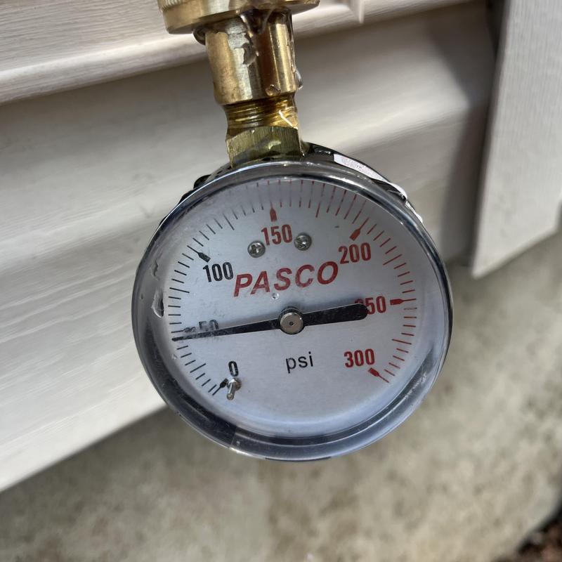 Water pressure gauge on hose bib installation