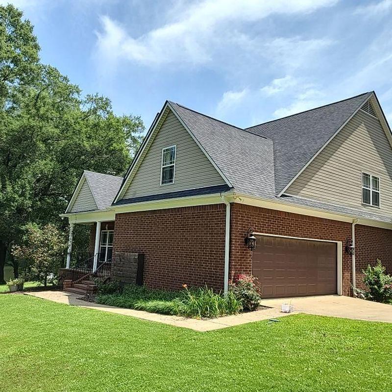 Owens Corning asphalt roof on brick home