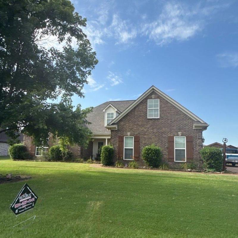 Owens Corning Oakridge asphalt roof on brick home Owens Corning Oakridge asphalt roof on brick home