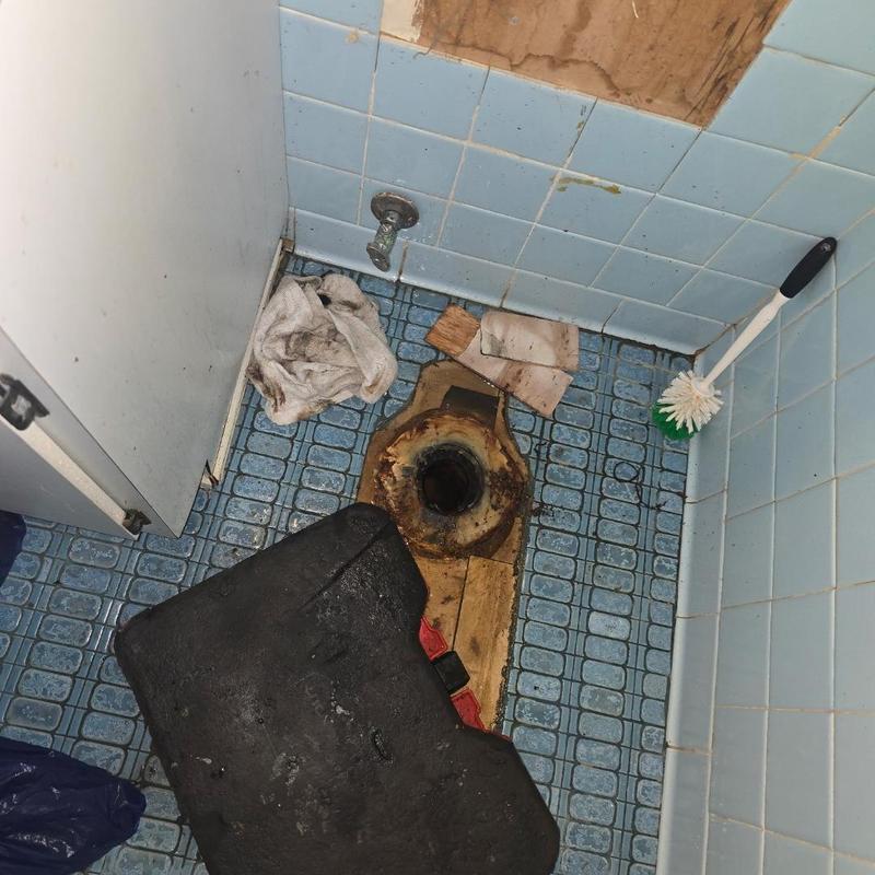 Toilet flange removal in old tiled bathroom floor