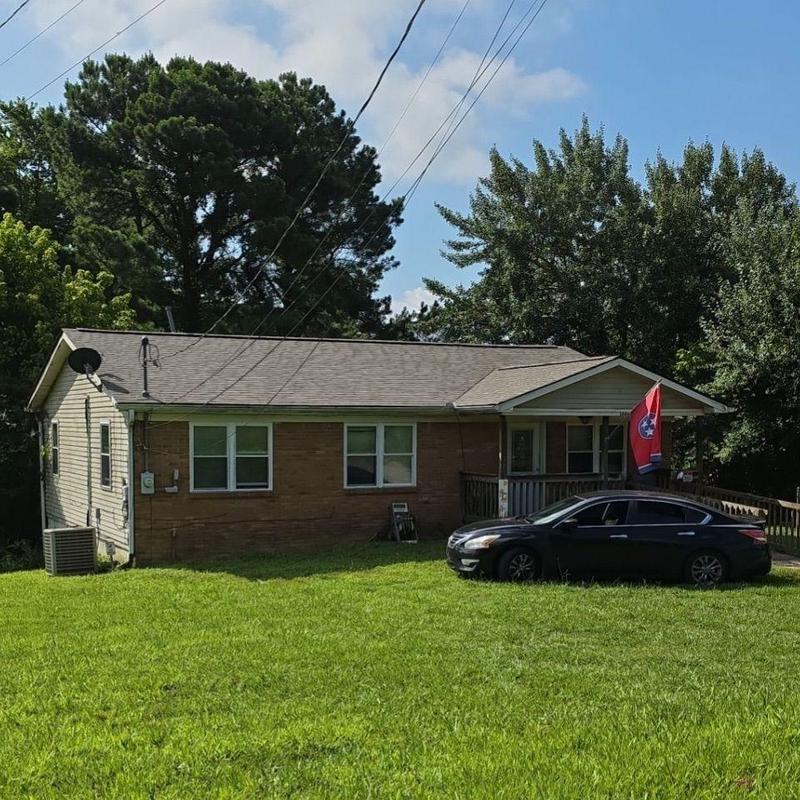 Owens Corning Oakridge asphalt roof on brick home