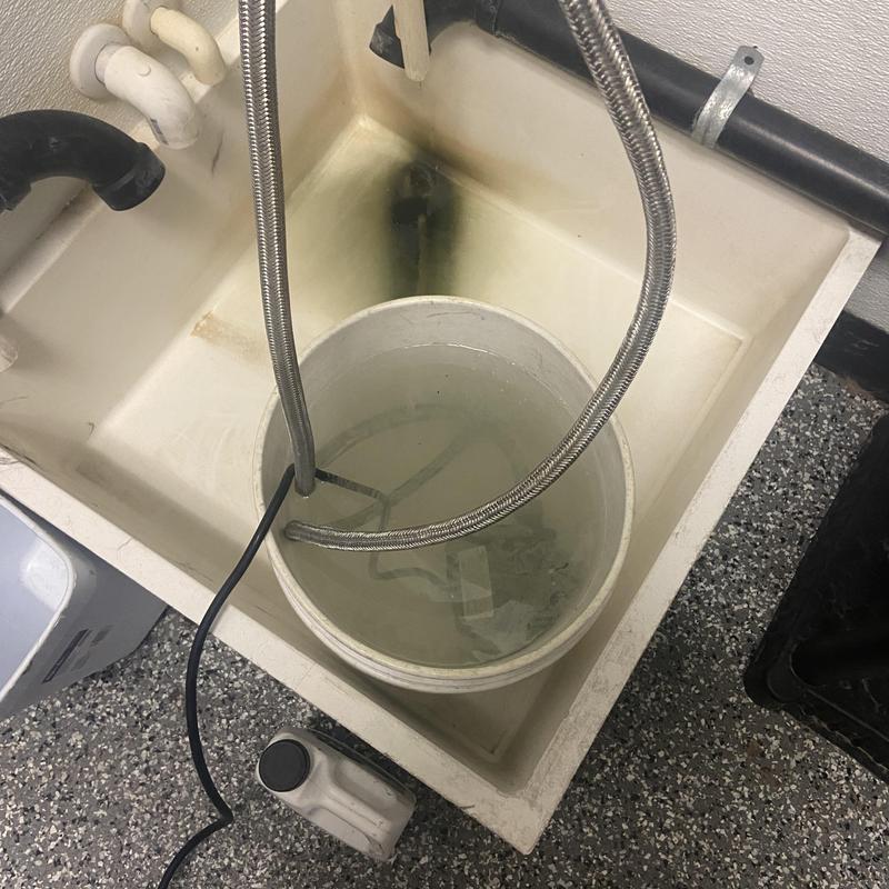 Tankless water heater drainage bucket and hoses