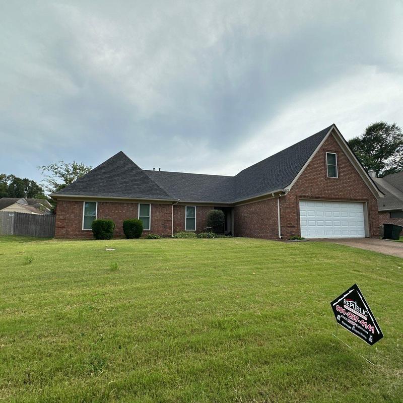 Owens Corning Oakridge asphalt roof on brick home