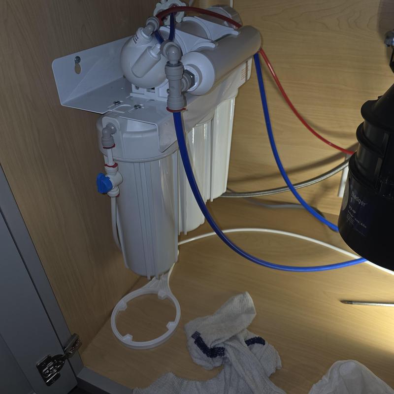 Water filtration system under sink with tubing connections