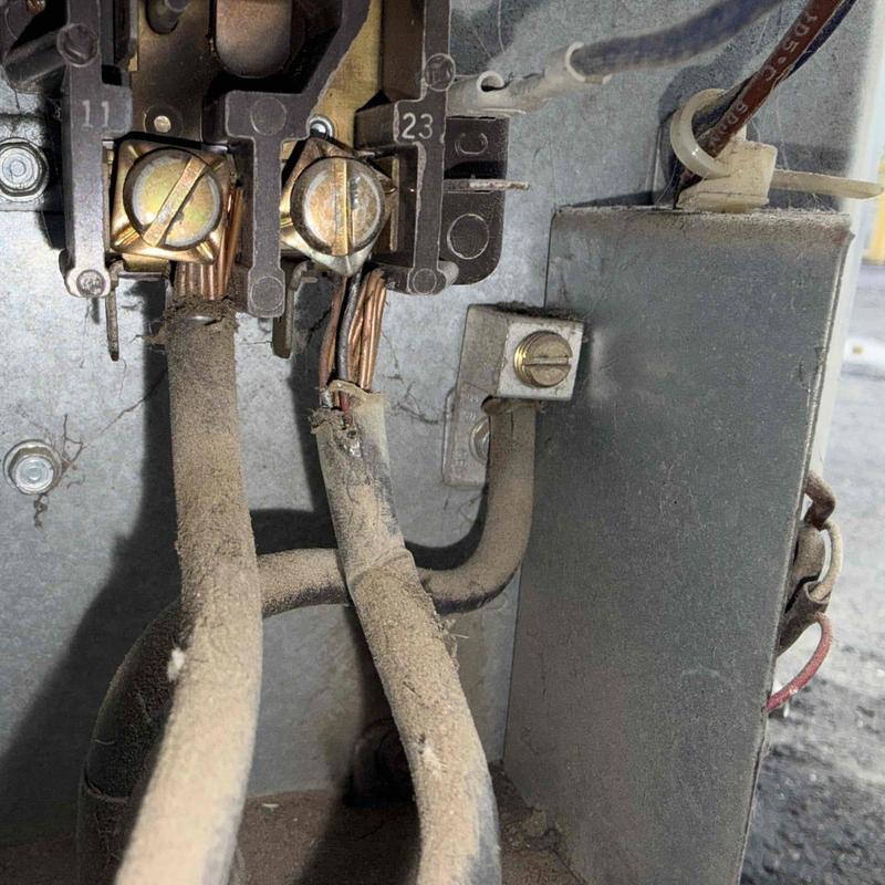 Air conditioner contactor switch with wiring connections