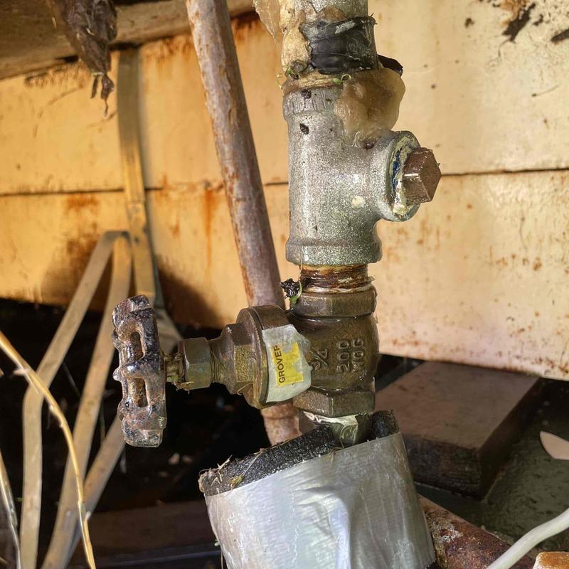 Galvanized hose bib pipe with rusted valve and leak