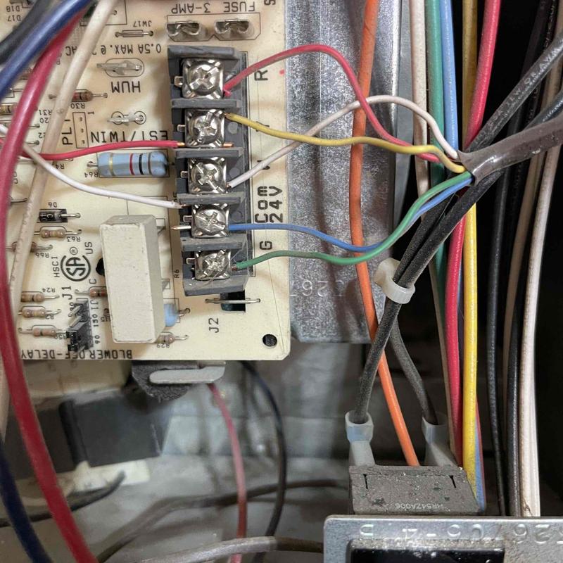 Circuit board wiring and transformer connections in HVAC unit