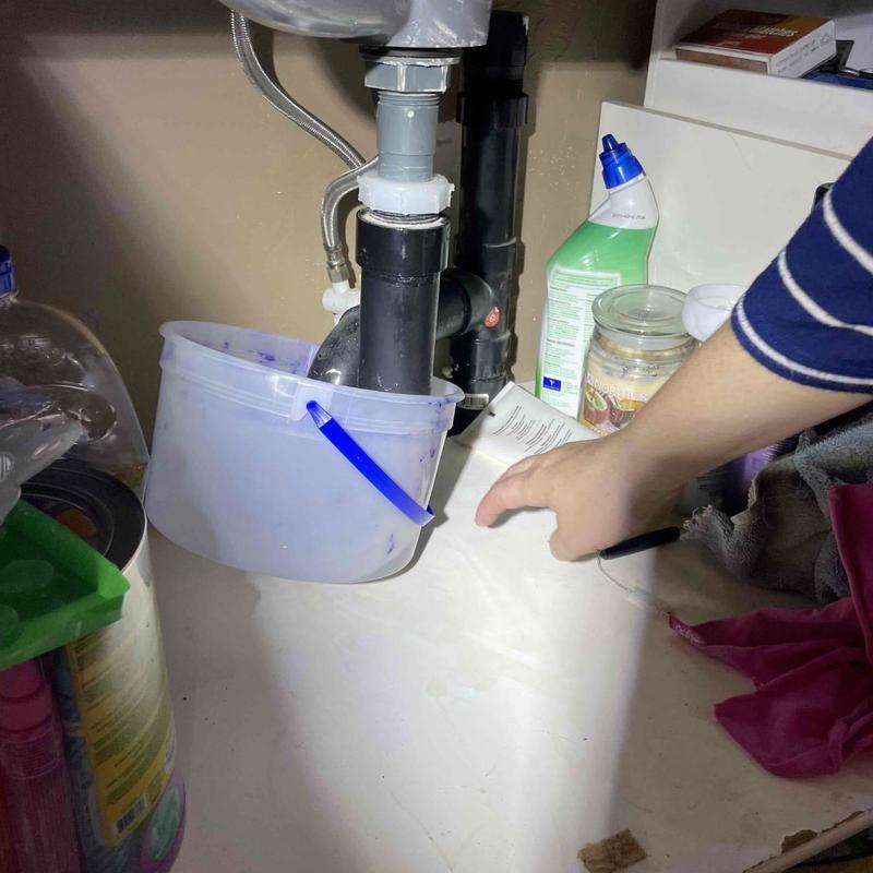 Sink drain p-trap with bucket catching leaks