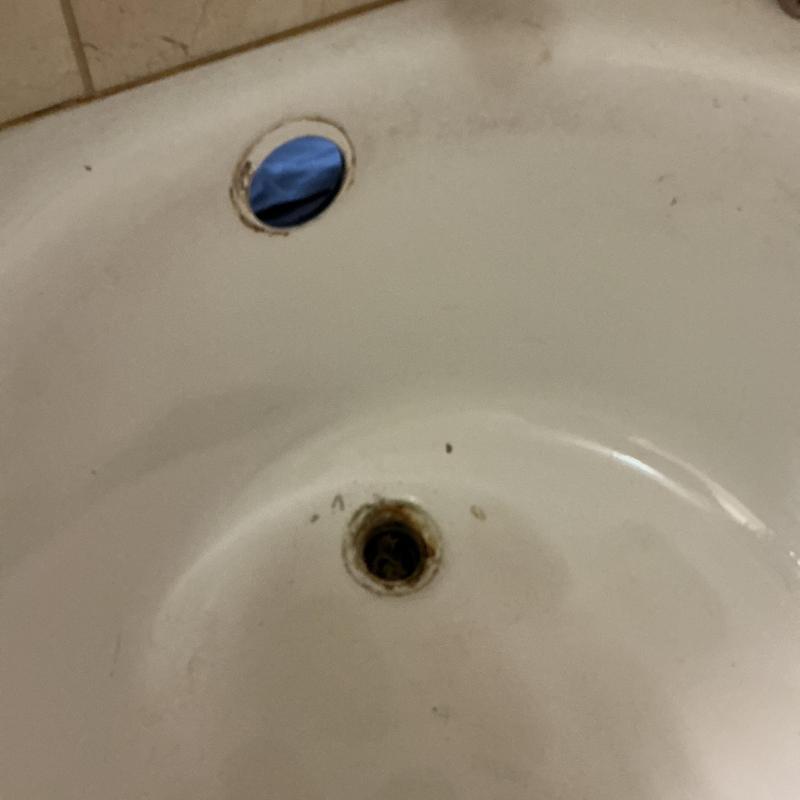 Bathtub drain and overflow holes without fittings Bathtub drain and overflow holes without fittings