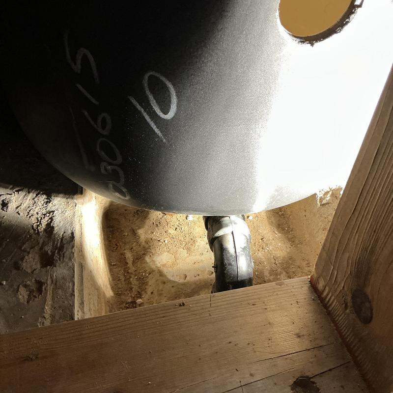 Bathtub drain pipe installation with overflow connection Bathtub drain pipe installation with overflow connection